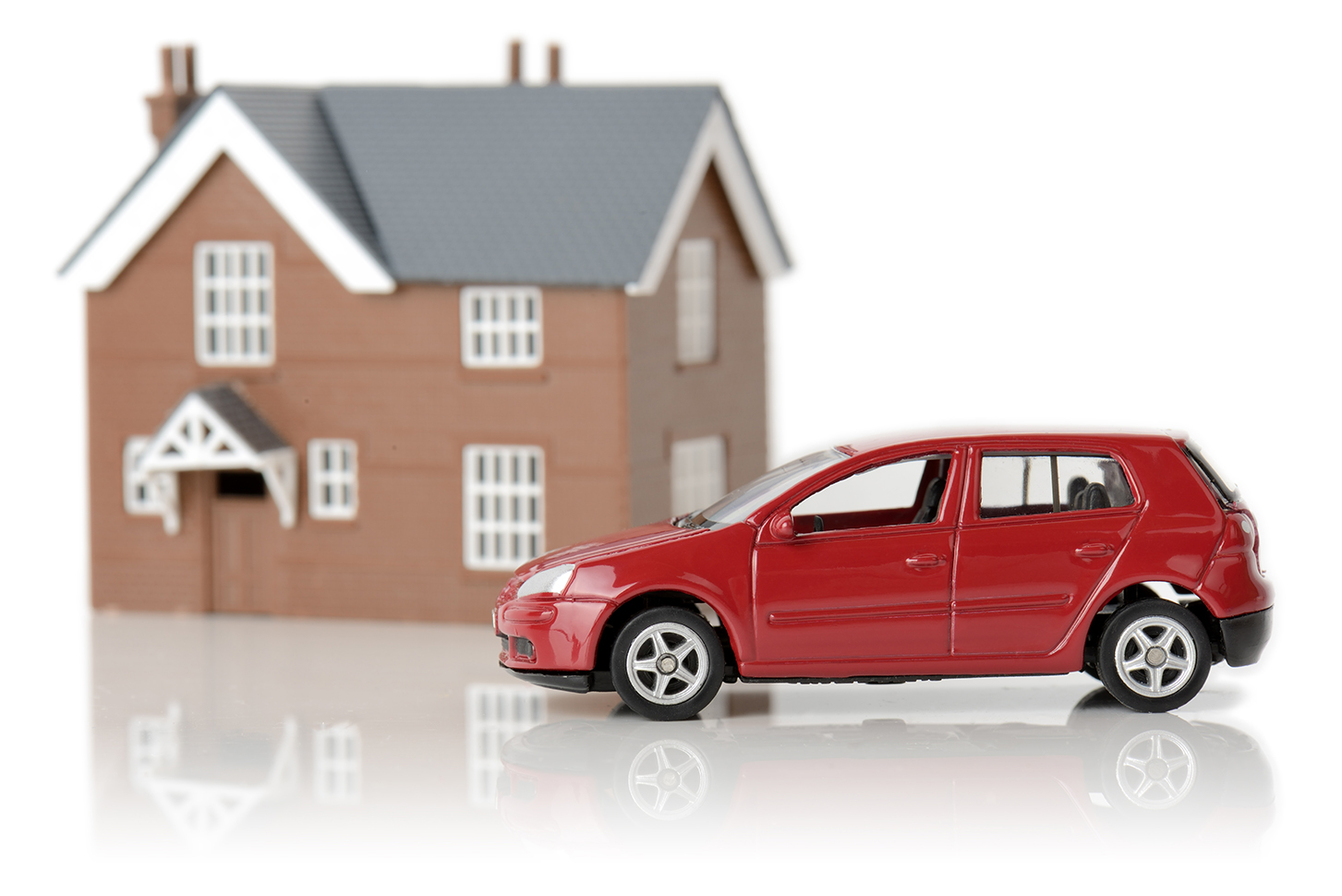 Imej kereta sport dan rumah perlindungan Kestrel Car and Home Insurance.