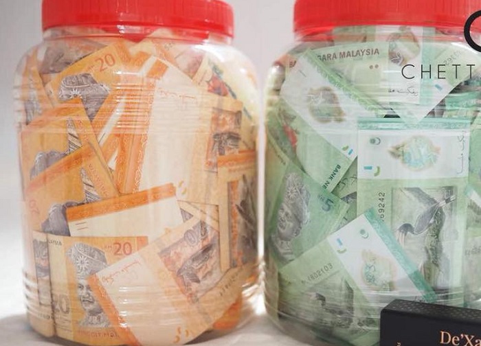 Gambar balang tabung dan duit simpanan untuk tips menabung lebih RM10,000 setahun