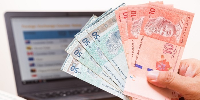 Gambar duit ringgit dan dolar Singapura melambangkan pengurusan kewangan dan kos sara hidup.