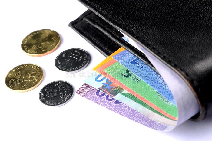 Beberapa wang kertas Ringgit Malaysia diletakkan berdekatan antara satu sama lain.
