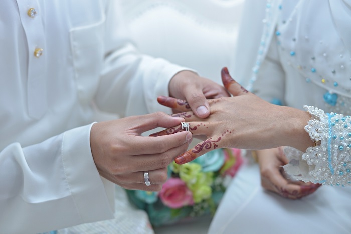 Ilustrasi pasangan pengantin baru merancang bajet kewangan keluarga.