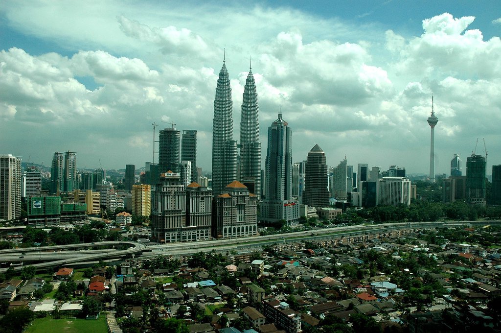 Grafik dan jadual anggaran kos sara hidup bulanan untuk warga emas di Malaysia mengikut kawasan tempat tinggal.
