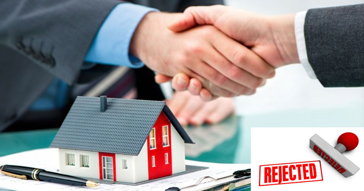 Lelaki memikirkan tips selepas pembiayaan rumah ditolak pihak bank