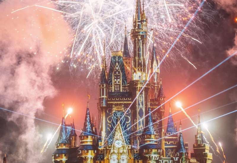Pemandangan Taman Tema Disneyland yang menampilkan istana