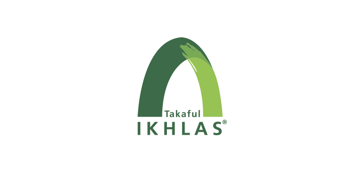 Keluarga berkelah sambil beristirehat di taman rekreasi dengan latar belakang alam semula jadi.