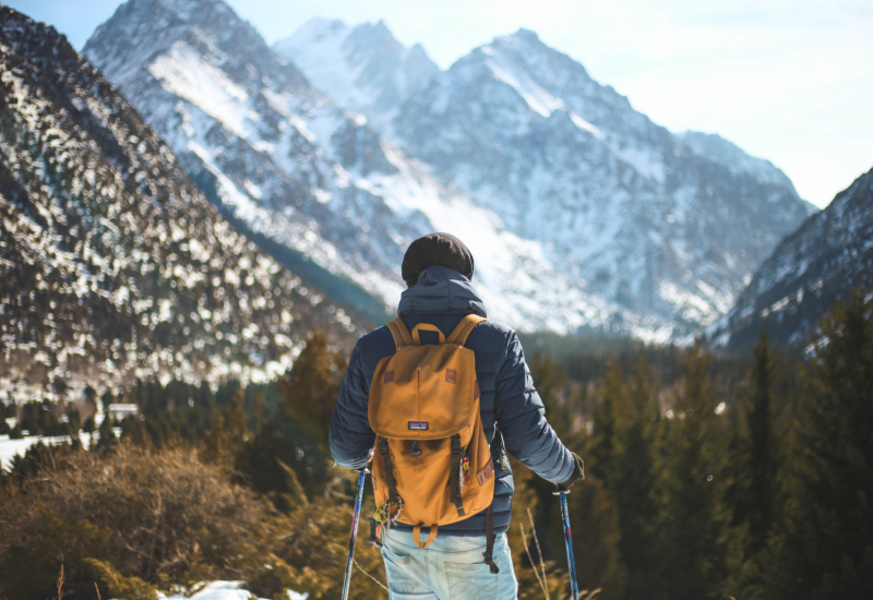 Ransel belakang dengan kelengkapan backpacking di latar belakang bandar