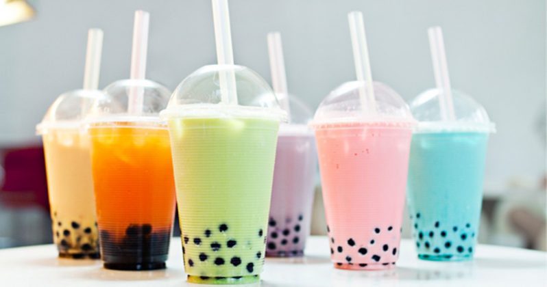 Gambar teh boba dalam cawan plastik menunjukkan contoh makanan viral yang tular di kalangan rakyat Malaysia.