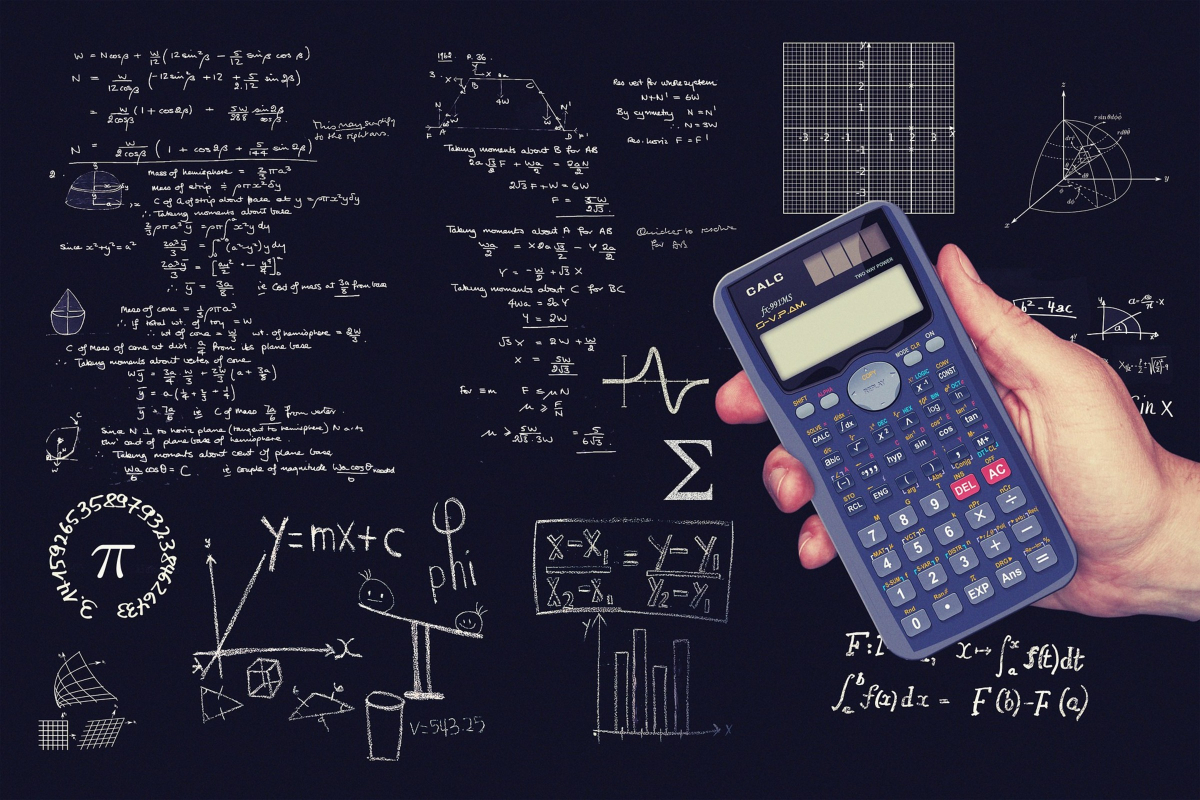 Gambar latar belakang bertemakan matematik dengan tulisan nombor dan formula untuk bidang kerjaya matematik.