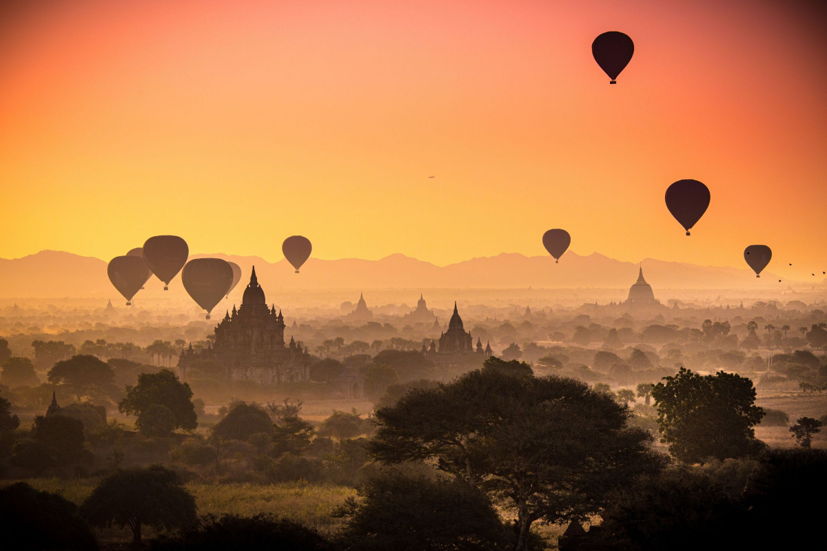 Pemandangan bandar raya Yangon dengan pagoda di Myanmar