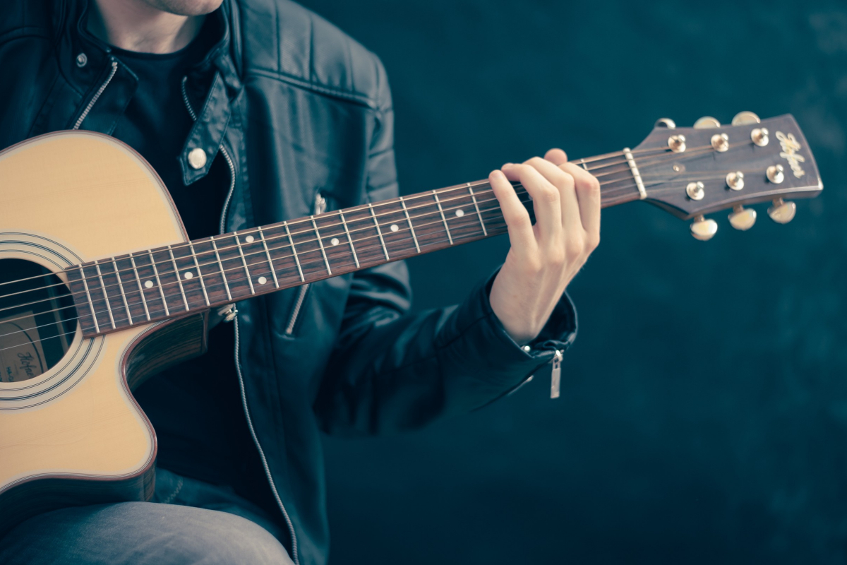 Gambar ilustrasi pemuzik atau penyanyi yang mendapat pendapatan melalui platform digital.