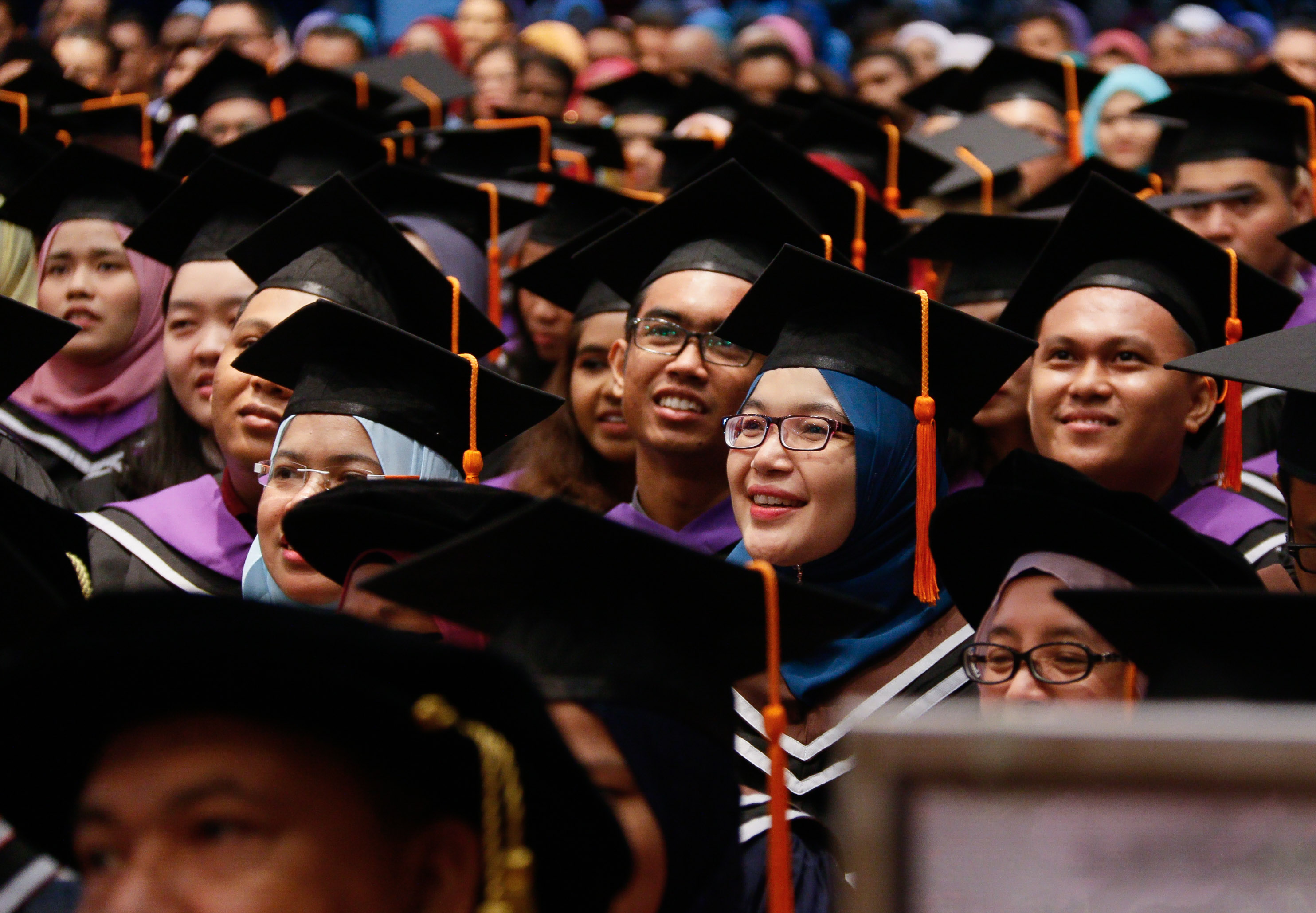 Gambar pelajar sedang belajar dengan buku dan komputer riba