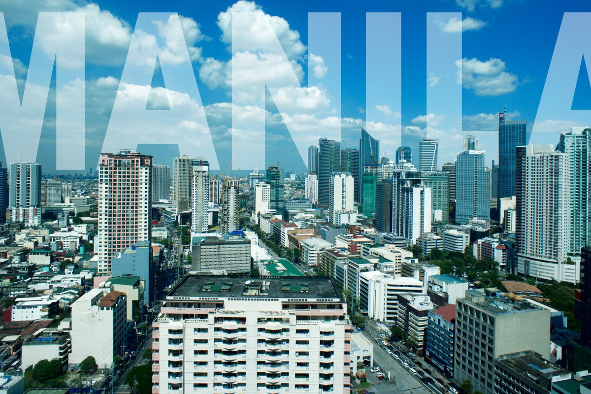 Pemandangan bandar raya Manila dengan bangunan dan trafik di Filipina