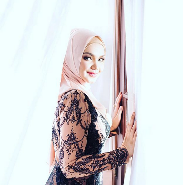 Imej Datuk Seri Siti Nurhaliza, penyanyi dan usahawan berjaya Malaysia.
