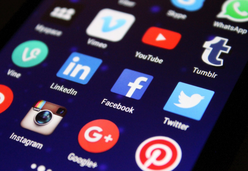 Gambar berkaitan pemasaran media sosial dan influencer dengan ikon internet dan telefon.