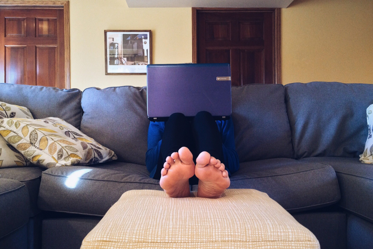 Gambar susunan ruang kerja di rumah dengan laptop dan nota untuk tips bekerja sendiri.