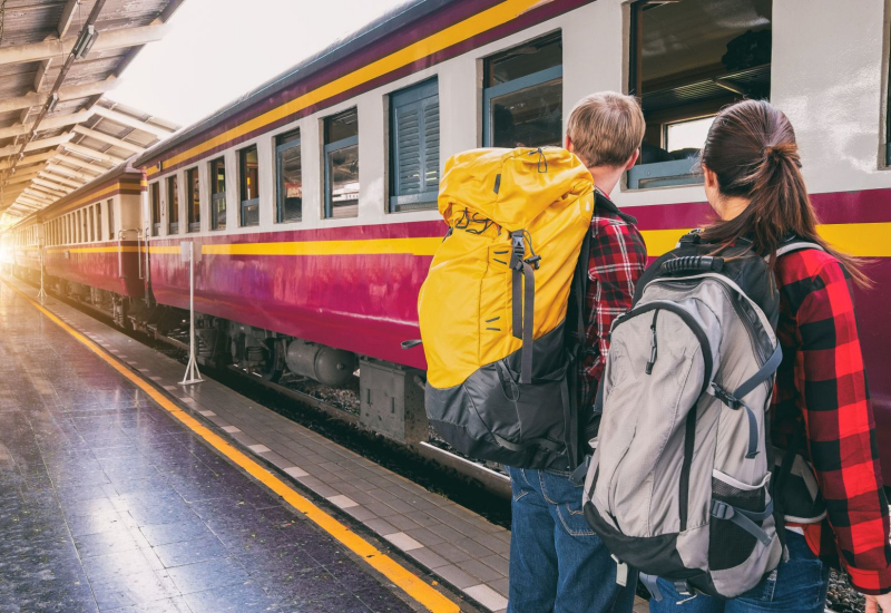 Kereta api penumpang di platform stesen bersedia untuk berlepas