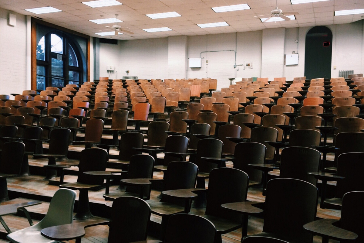 Imej dewan kuliah atau auditorium universiti di Malaysia.