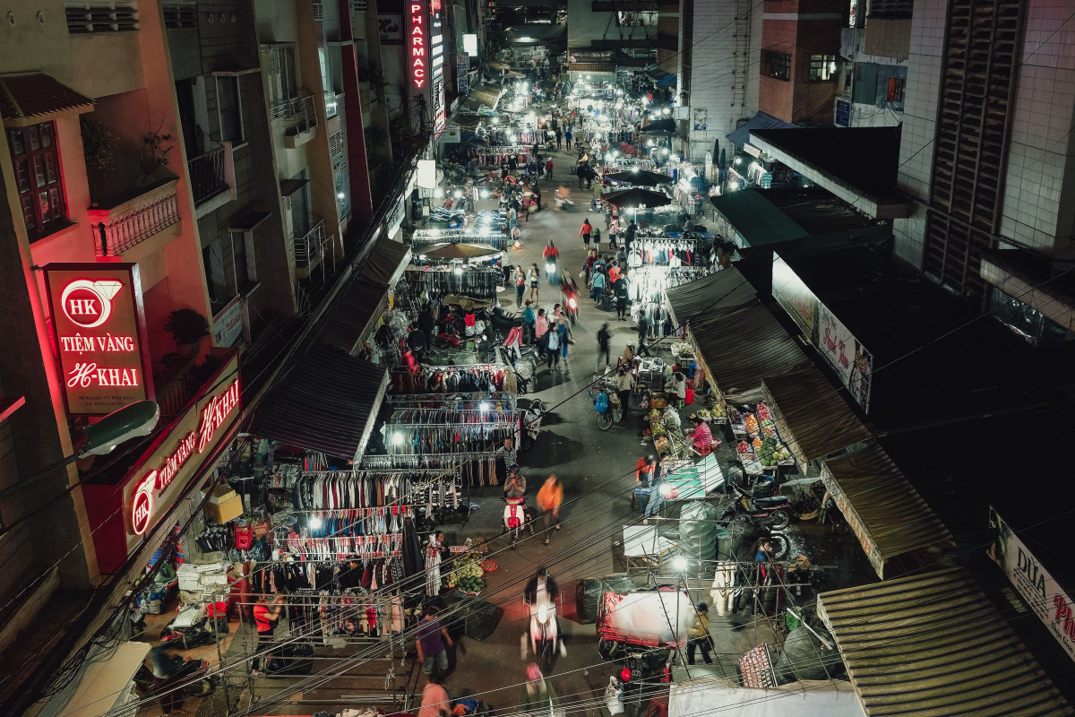 Pemandangan bandar raya Hanoi dengan bangunan dan motosikal di Vietnam