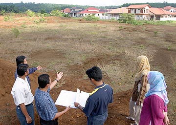 Contoh rumah baru atau unit perumahan yang masih kosong.