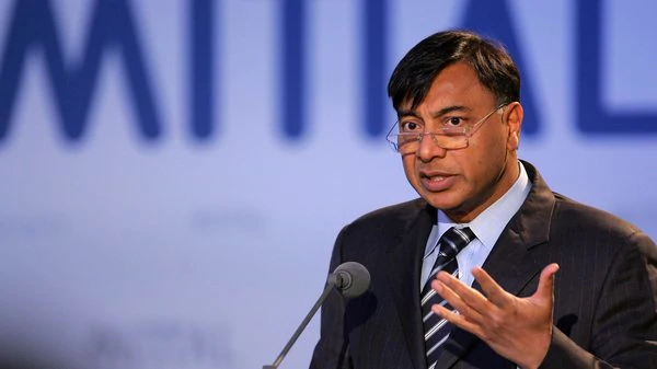 Gambar Lakshmi Mittal, pengerusi dan CEO AncelorMittal serta jutawan keluli dunia.