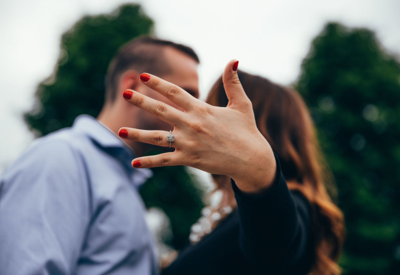 Cincin pertunangan sebagai simbol ikatan dalam pertunangan