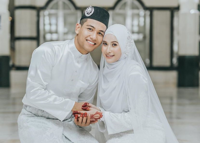 Imej pasangan pengantin baru merancang kewangan keluarga.