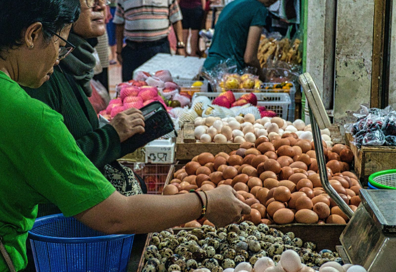 Gambaran konsep Cukai Barangan dan Perkhidmatan (GST) dan kesannya terhadap ekonomi Malaysia.