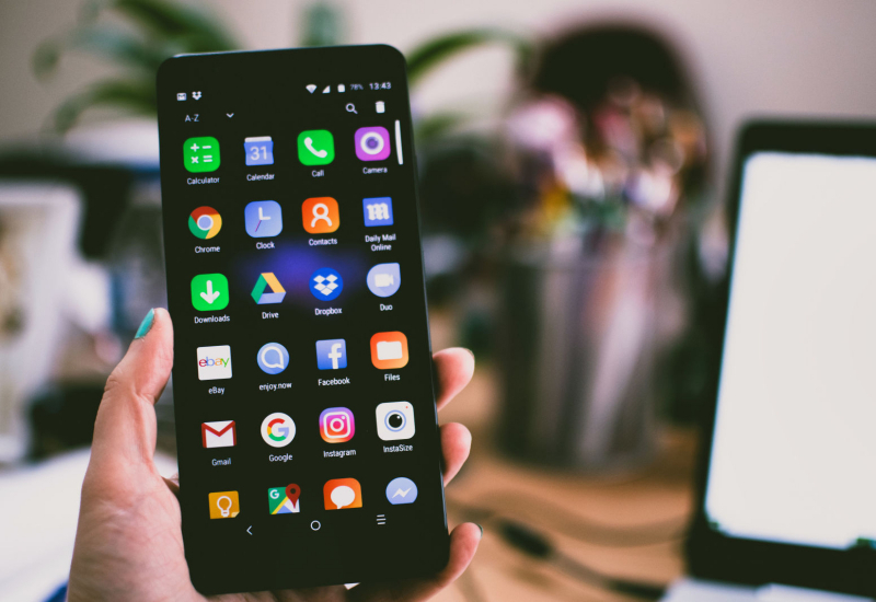 Ikon pengiklanan di platform media sosial dengan logo popular