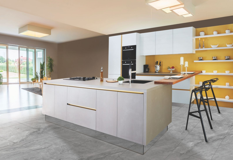 Kabinet dapur dengan ruang simpanan untuk rumah baru