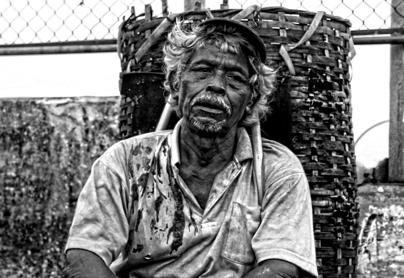 Imej berkaitan kebajikan pekerja terancam di Malaysia dan perlindungan undang-undang buruh.