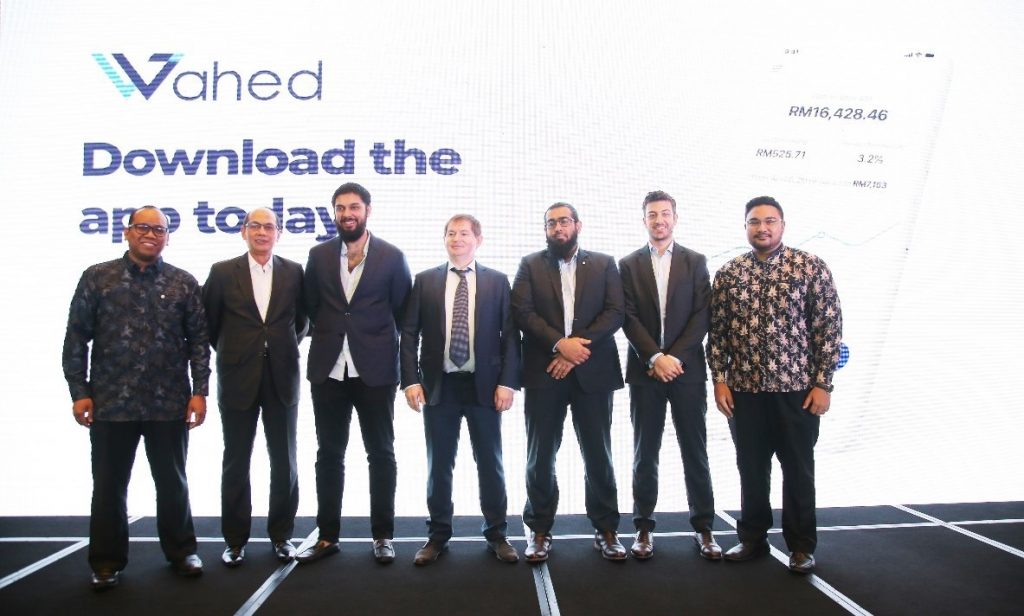 Platform pelaburan Wahed Invest dengan paparan aplikasi untuk simpanan patuh syariah