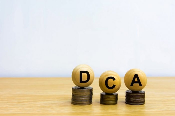 Ilustrasi konsep pelaburan Dollar-Cost Averaging (DCA) dalam pasaran saham.