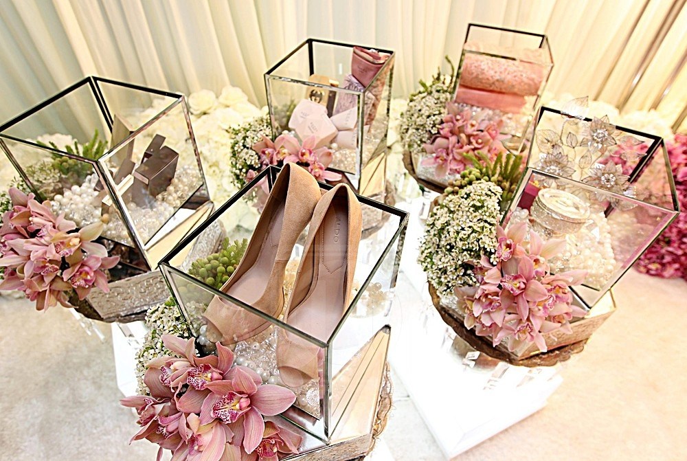 Hantaran kahwin dengan kelengkapan kaca