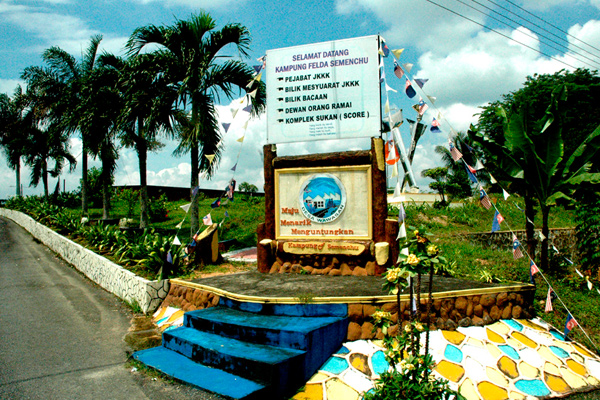 Pemandangan kawasan penempatan dan perladangan FELDA di luar bandar.