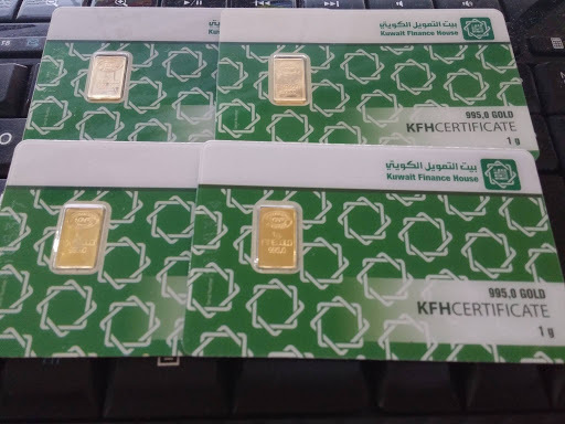 Papan tanda bangunan bank yang menawarkan akaun pelaburan emas Islam
