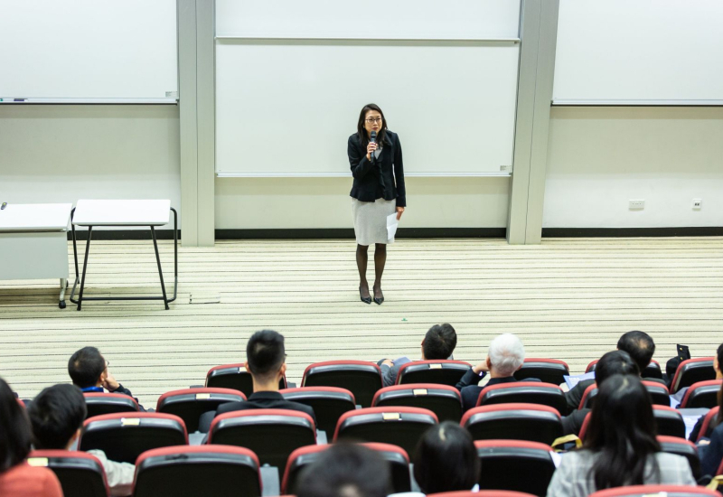 Gambar pensyarah sedang memberi syarahan di dewan kuliah universiti.