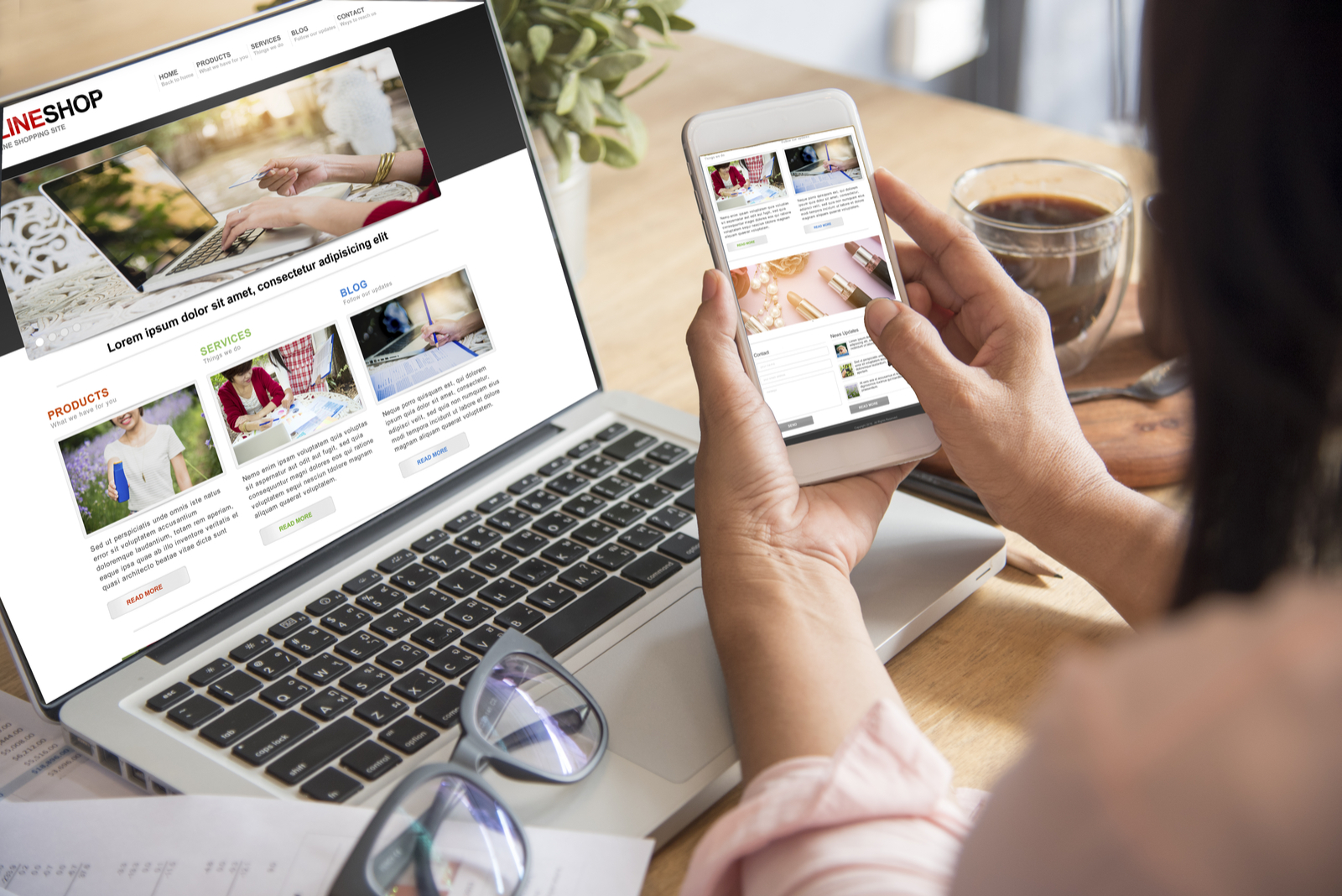 Gadis sedang menggunakan komputer riba untuk bisnes online.