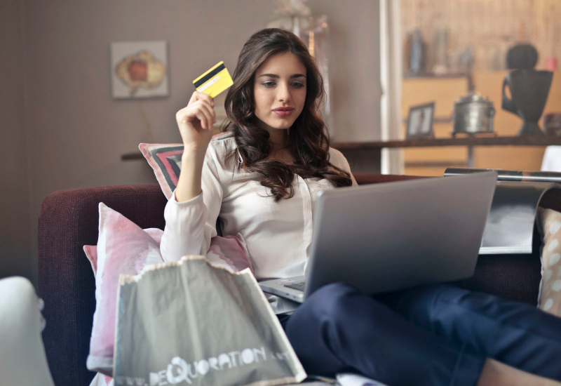 Pengguna membuat e-bayaran melalui aplikasi perbankan atas talian