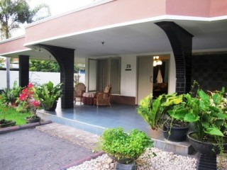 Pelbagai jenis rumah di Malaysia seperti rumah kayu dan rumah moden.