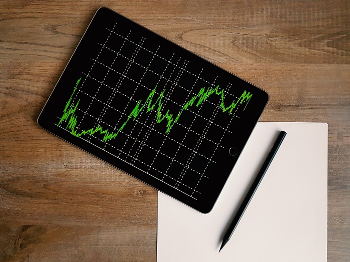 Graf pergerakan harga saham naik turun di pasaran bursa.