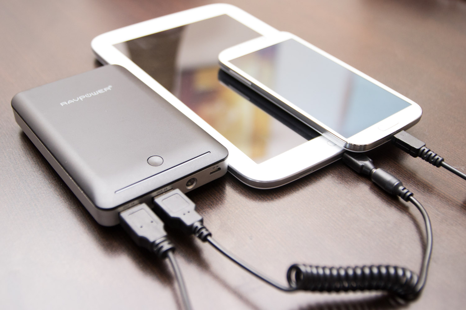 Powerbank sedang mengecas telefon pintar
