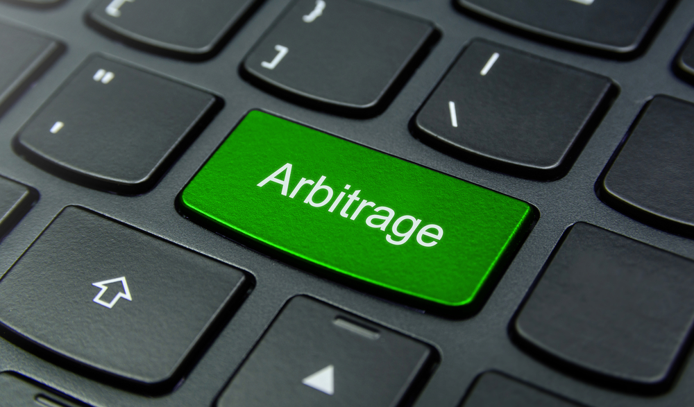 Ilustrasi konsep perdagangan arbitrasi (arbitrage) di pasaran kewangan.