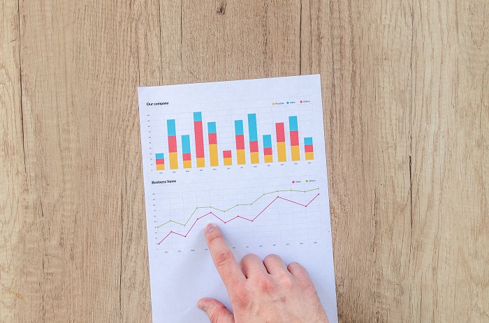 Gambaran visual perbandingan antara trader dan investor dalam pasaran saham.