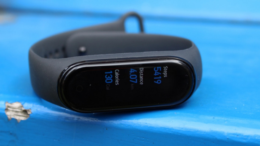 Jam fitness Mi Band 4 berwarna hitam di pergelangan tangan