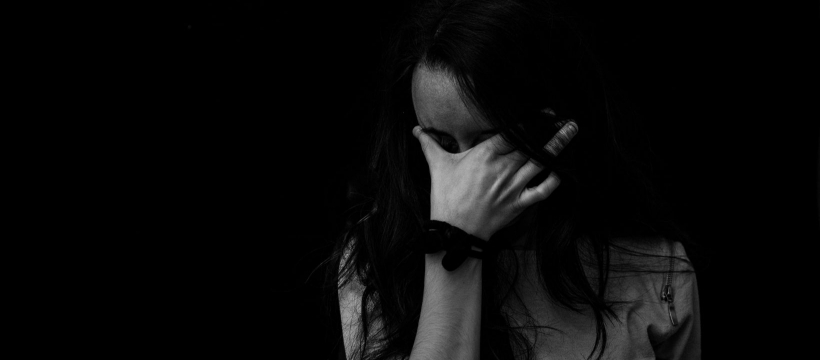 Gambar imej dengan teks berkaitan serangan keresahan dan cara mengatasi anxiety attack.