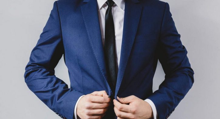 Imej pasangan menyediakan dokumen dan wang ringgit sebagai gambaran tips elak duit deposit rumah hangus.