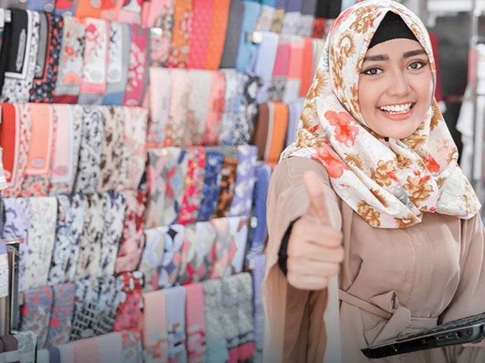 Pelbagai jenis tudung yang dilipat rapi untuk dijual