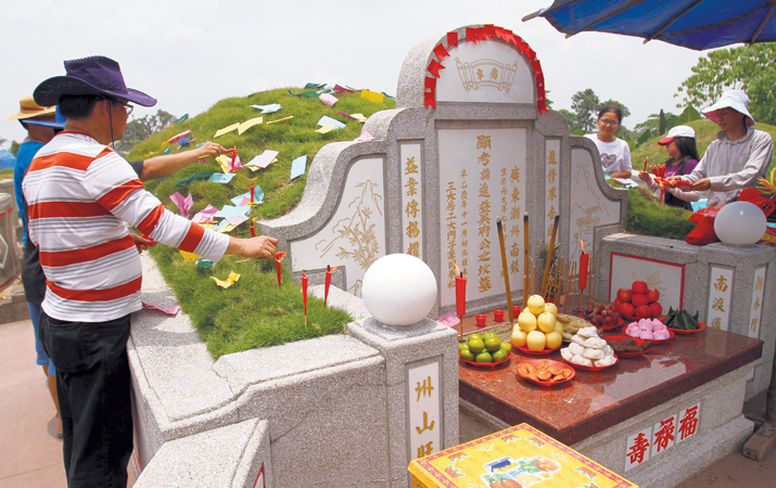 Tradisi Cheng Beng ziarah kubur leluhur masyarakat Cina