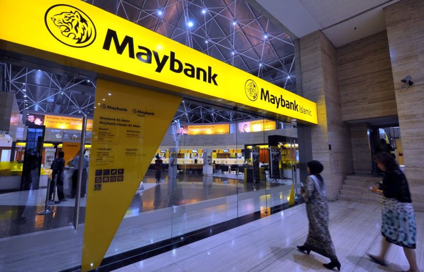 Kaunter dan mesin ATM bank Maybank untuk urusan simpanan