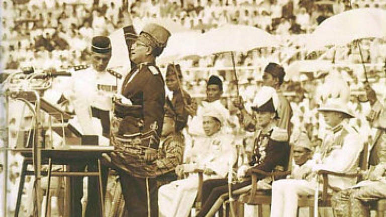 Gambar Tunku Abdul Rahman, bapa kemerdekaan Malaysia, sedang memberi ucapan.